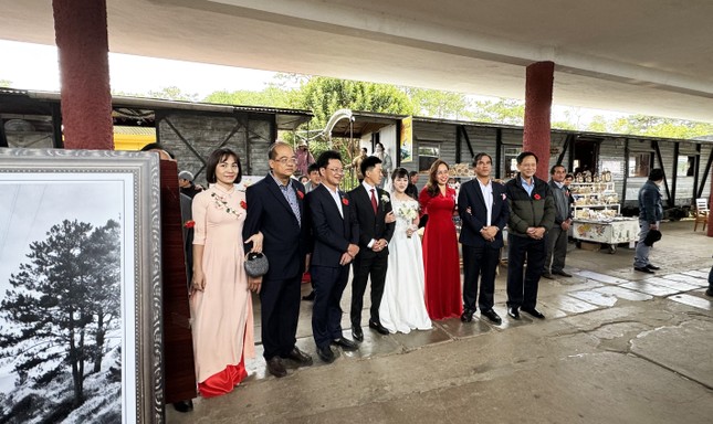 Đoàn tàu đám cưới đầu tiên ở Việt Nam- Ảnh 2.