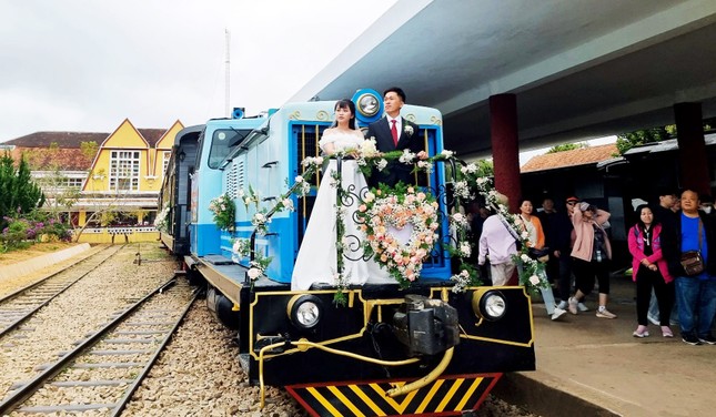 Đoàn tàu đám cưới đầu tiên ở Việt Nam- Ảnh 7.