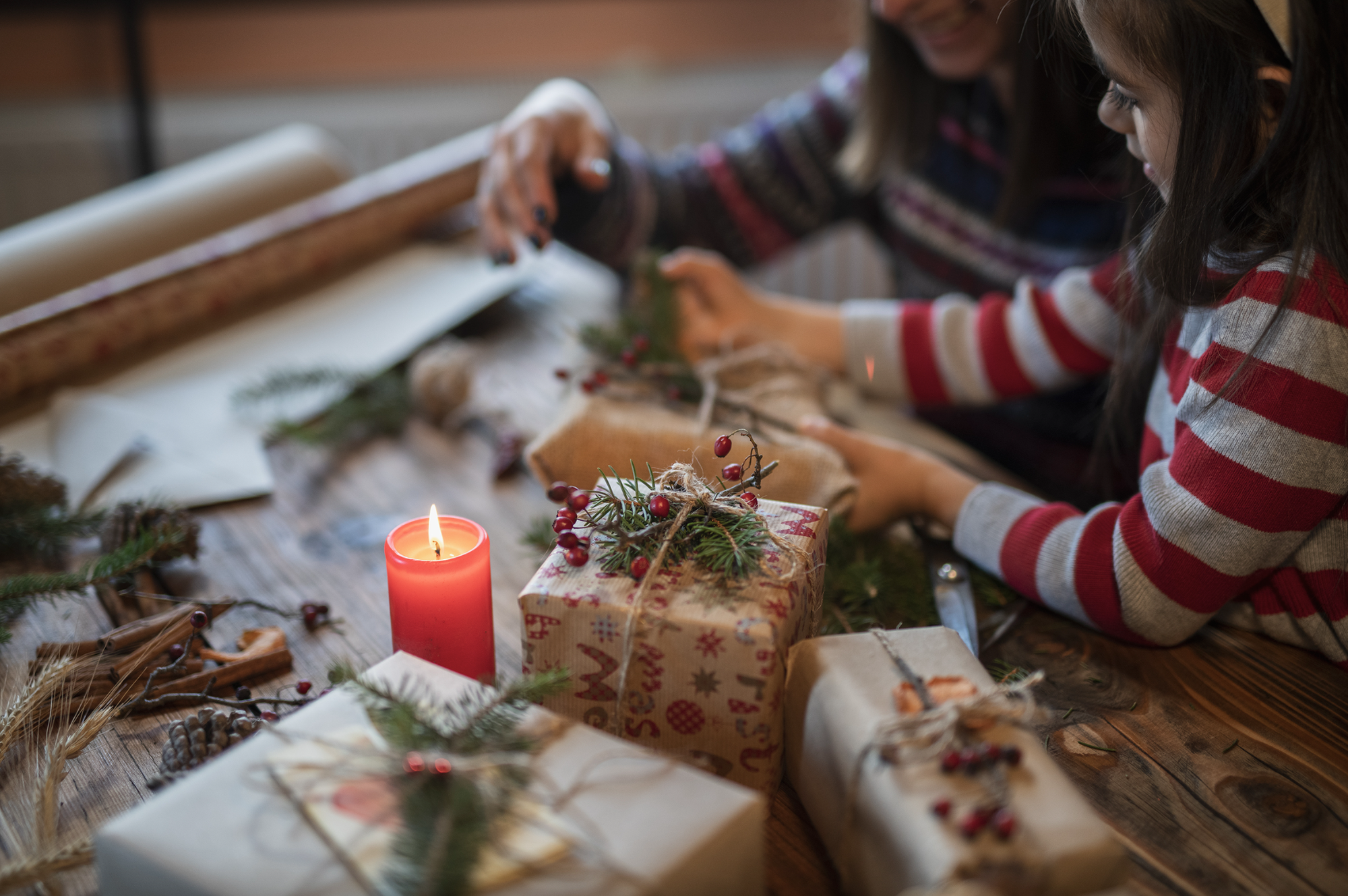 Những truyền thống Giáng sinh: Từ nụ hôn dưới cây tầm gửi đến món quà dưới cây thông- Ảnh 4.
