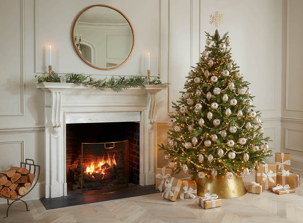 Những truyền thống Giáng sinh: Từ nụ hôn dưới cây tầm gửi đến món quà dưới cây thông- Ảnh 1.