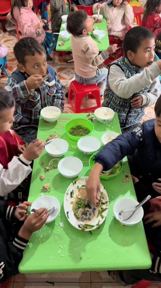 "Bữa cơm ngon nhất" mà Lê Anh Nuôi nấu cho các em nhỏ Hà Giang giữa mùa đông khiến ai xem cũng ấm lòng- Ảnh 6.