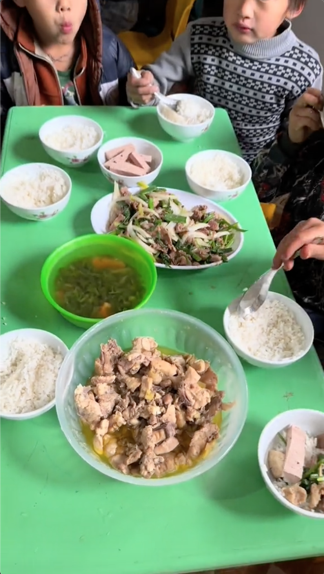 "Bữa cơm ngon nhất" mà Lê Anh Nuôi nấu cho các em nhỏ Hà Giang giữa mùa đông khiến ai xem cũng ấm lòng- Ảnh 5.