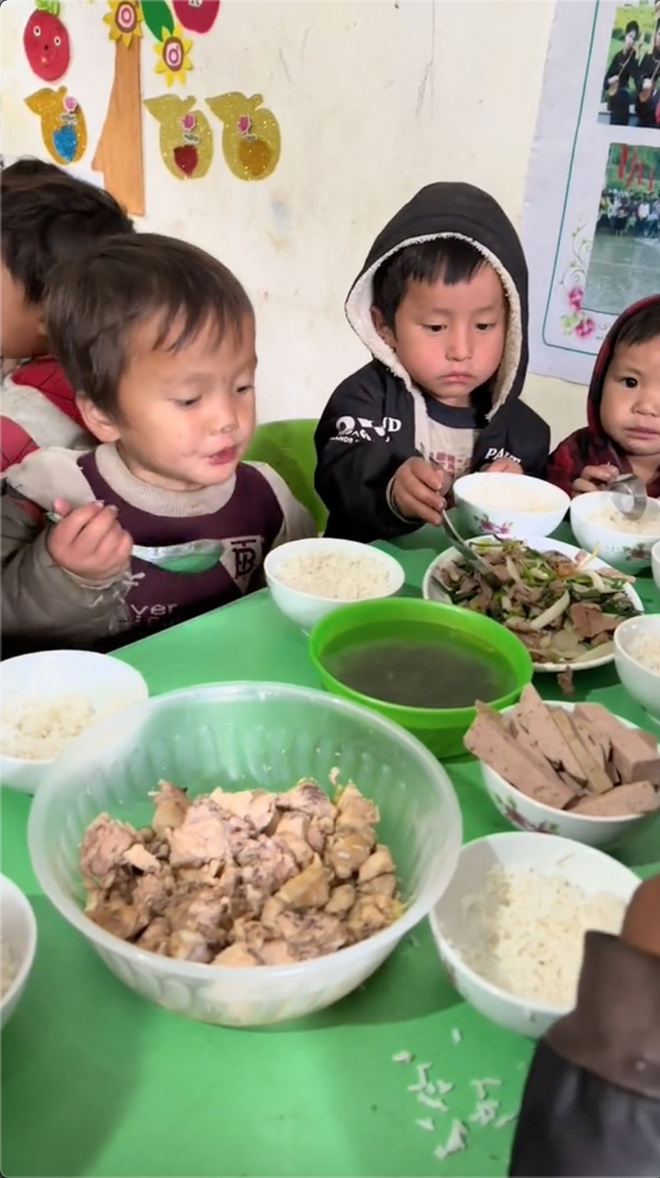 "Bữa cơm ngon nhất" mà Lê Anh Nuôi nấu cho các em nhỏ Hà Giang giữa mùa đông khiến ai xem cũng ấm lòng- Ảnh 4.