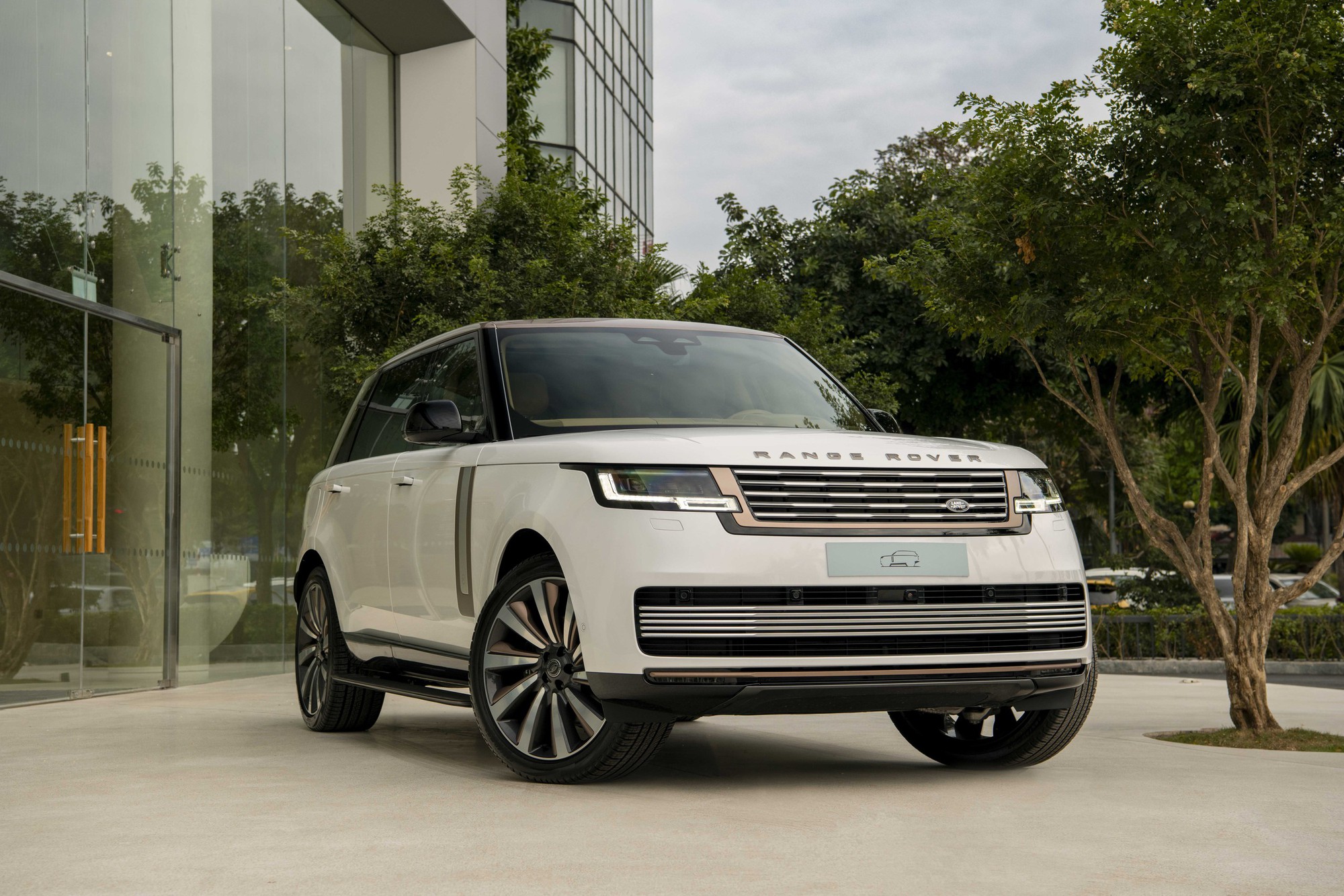 Range Rover SV 2024 ra mắt Việt Nam: Giá cao nhất hơn 25,5 tỷ gần bằng 2 chiếc Urus, nhiều trang bị khủng cho 'chủ tịch'- Ảnh 2.