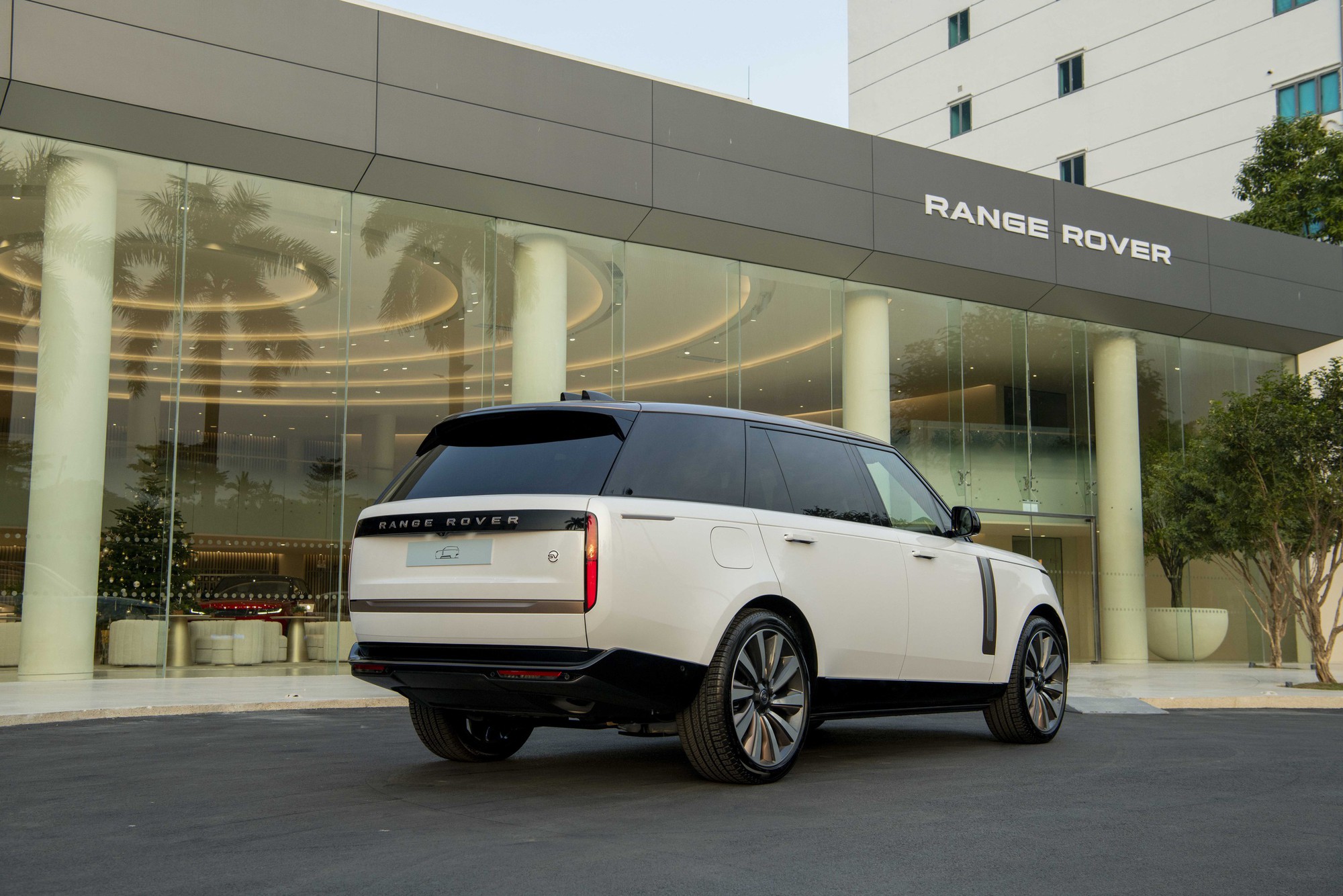 Range Rover SV 2024 ra mắt Việt Nam: Giá cao nhất hơn 25,5 tỷ gần bằng 2 chiếc Urus, nhiều trang bị khủng cho 'chủ tịch'- Ảnh 22.