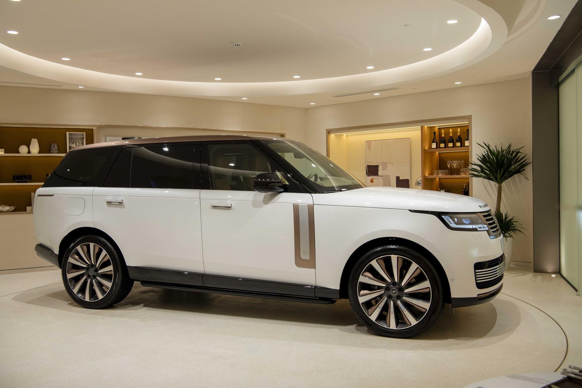 Range Rover SV 2024 ra mắt Việt Nam: Giá cao nhất hơn 25,5 tỷ gần bằng 2 chiếc Urus, nhiều trang bị khủng cho 'chủ tịch'- Ảnh 1.