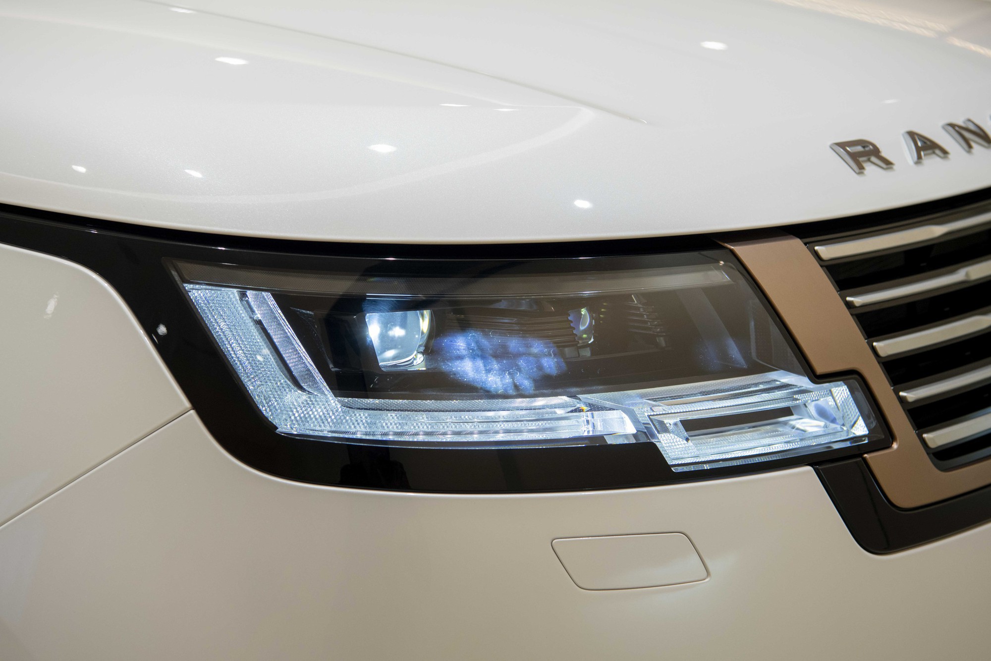 Range Rover SV 2024 ra mắt Việt Nam: Giá cao nhất hơn 25,5 tỷ gần bằng 2 chiếc Urus, nhiều trang bị khủng cho 'chủ tịch'- Ảnh 5.