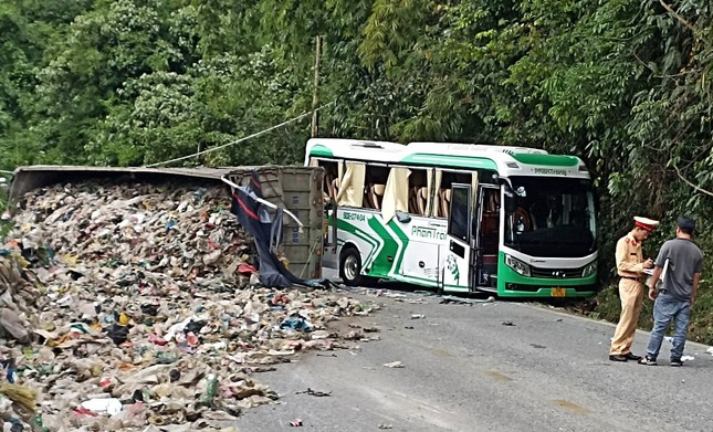 Xe tải tông khách trên đèo Bảo Lộc, 4 du khách nước ngoài bị thương- Ảnh 1.