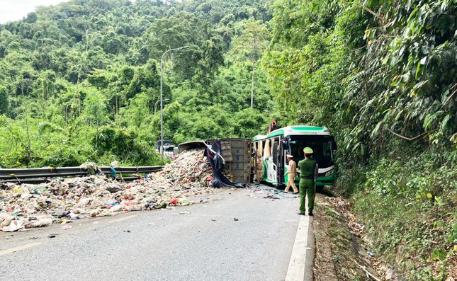 Xe tải tông khách trên đèo Bảo Lộc, 4 du khách nước ngoài bị thương- Ảnh 2.