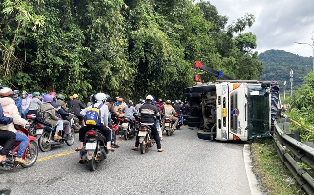 Xe tải tông khách trên đèo Bảo Lộc, 4 du khách nước ngoài bị thương- Ảnh 3.