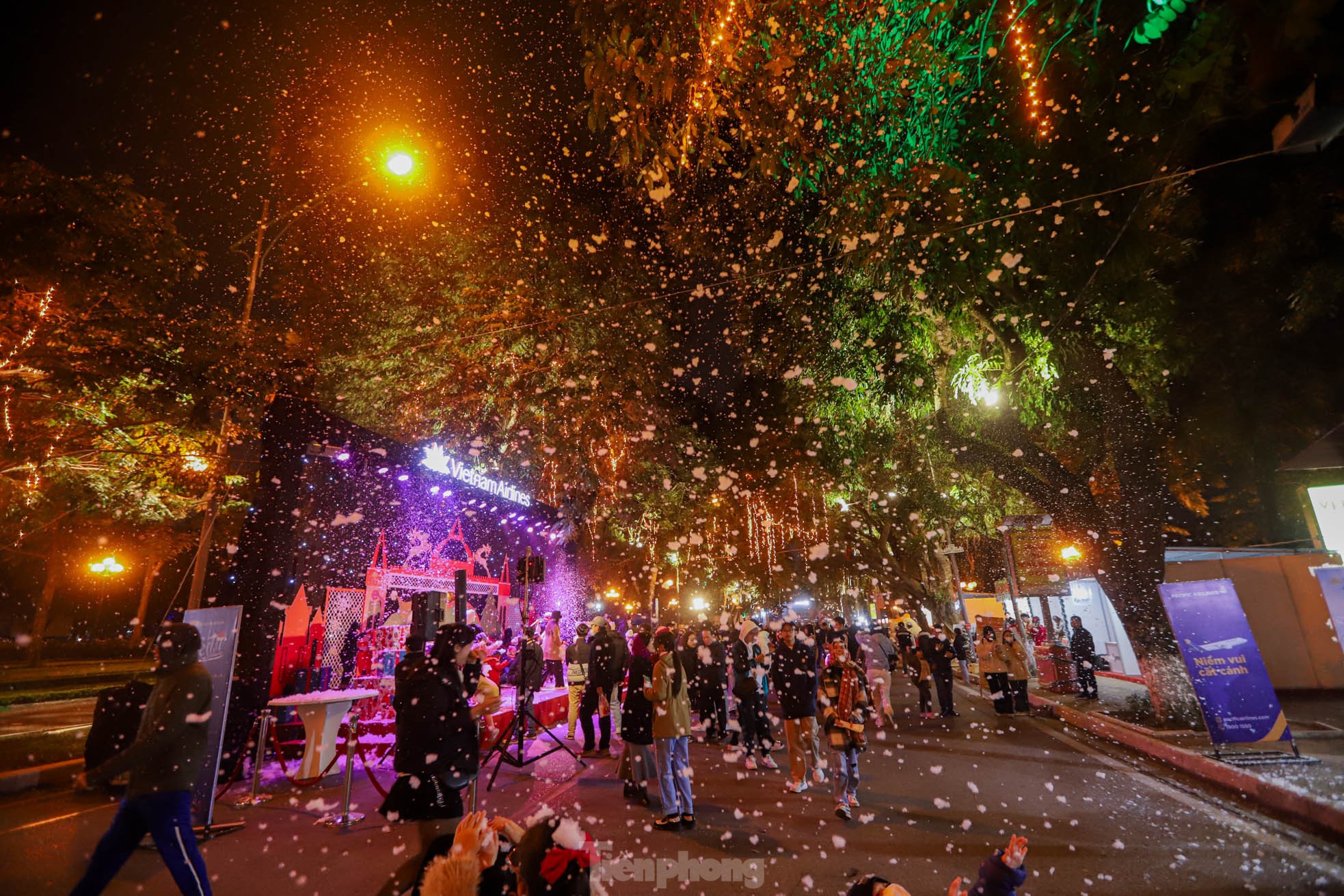 Người dân Hà Nội ngắm tuyết rơi đón Giáng sinh trên phố đi bộ- Ảnh 1.