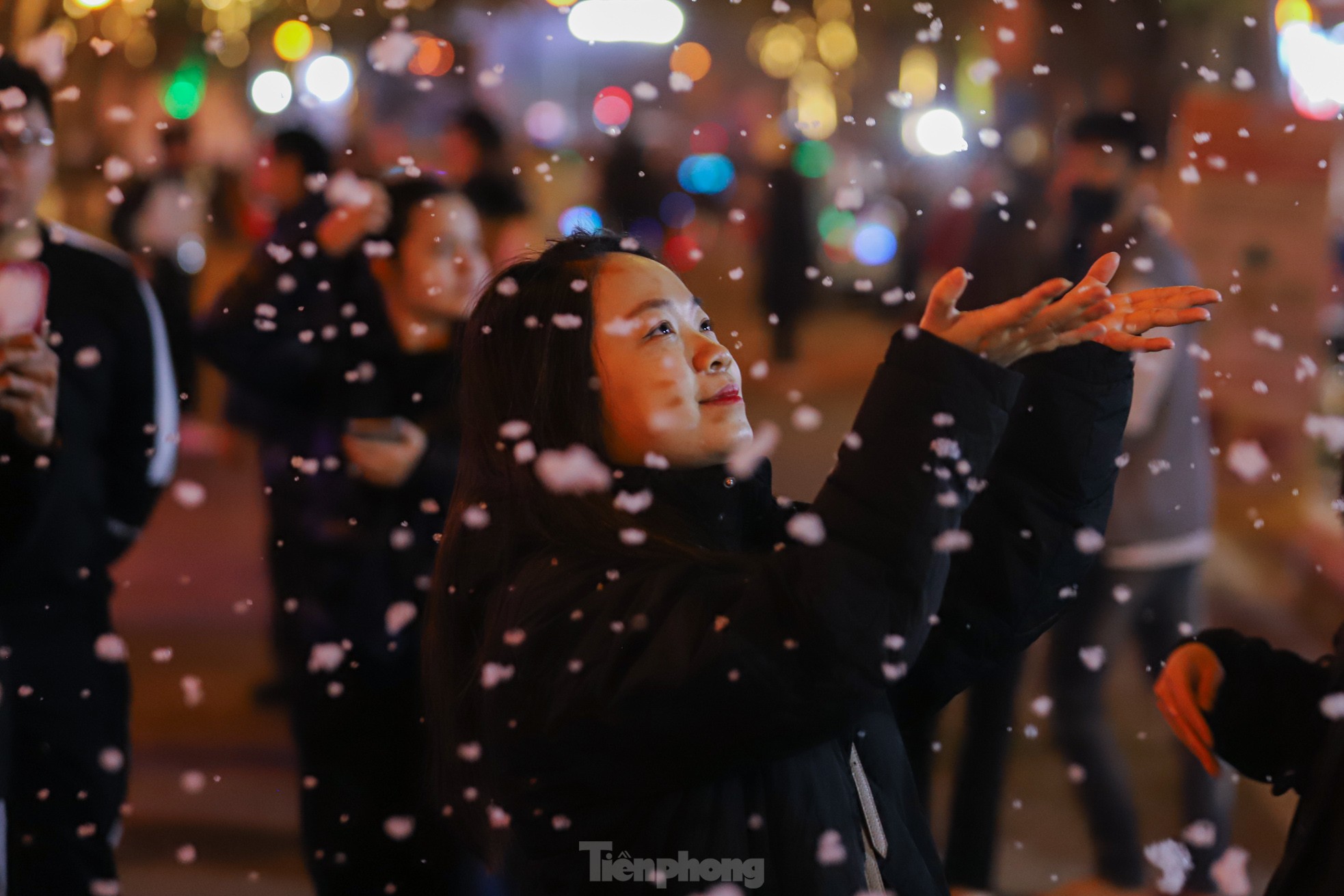 Người dân Hà Nội ngắm tuyết rơi đón Giáng sinh trên phố đi bộ- Ảnh 10.