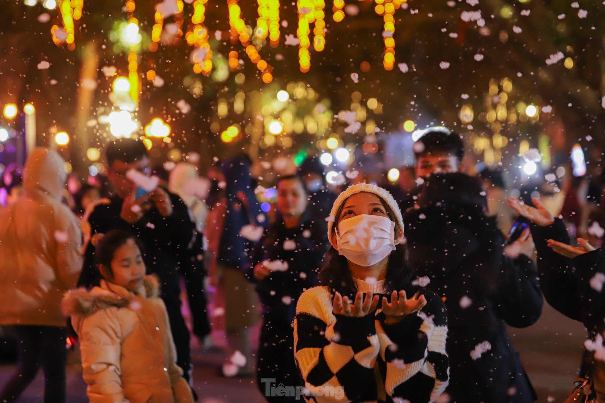 Người dân Hà Nội ngắm tuyết rơi đón Giáng sinh trên phố đi bộ- Ảnh 11.