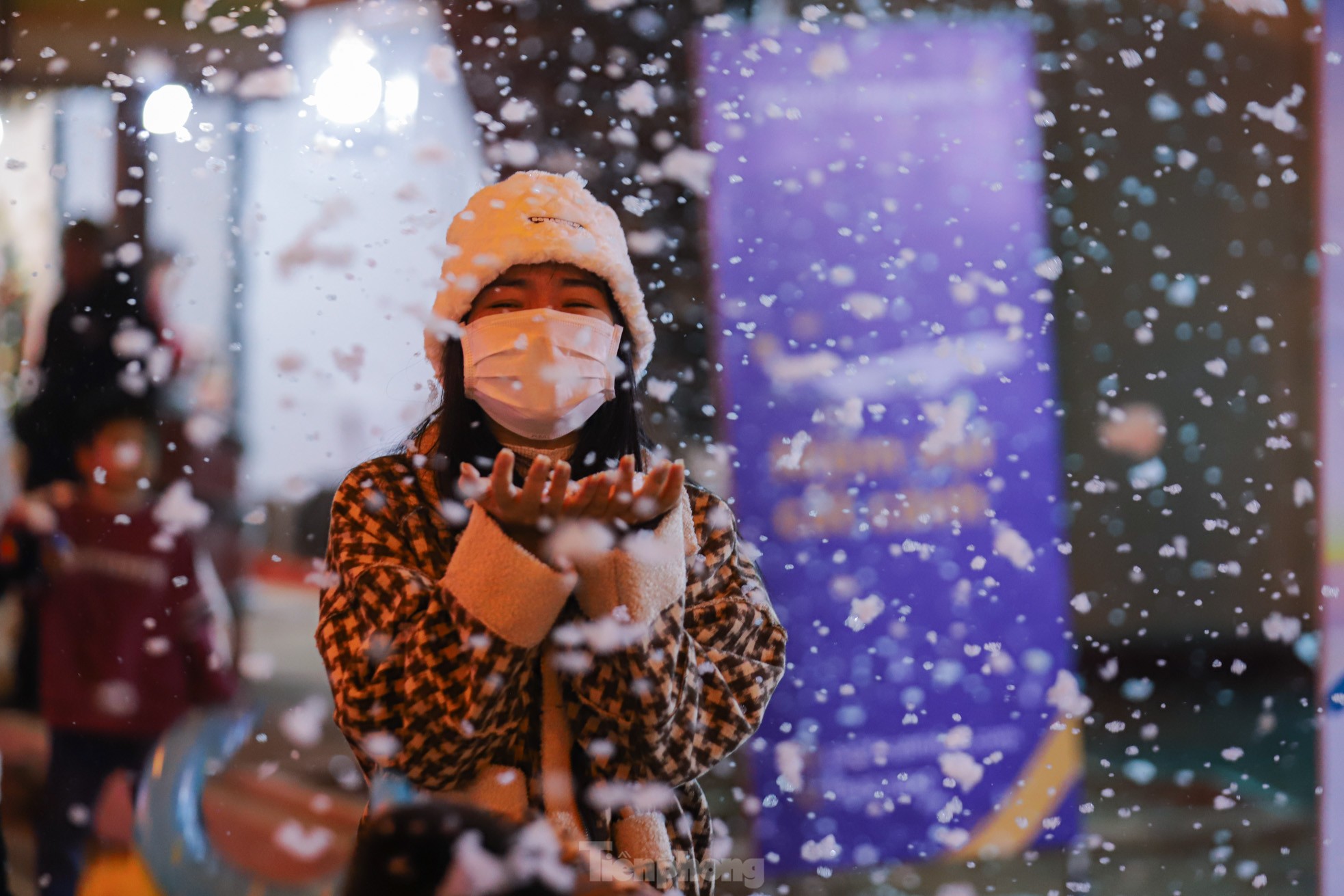 Người dân Hà Nội ngắm tuyết rơi đón Giáng sinh trên phố đi bộ- Ảnh 12.