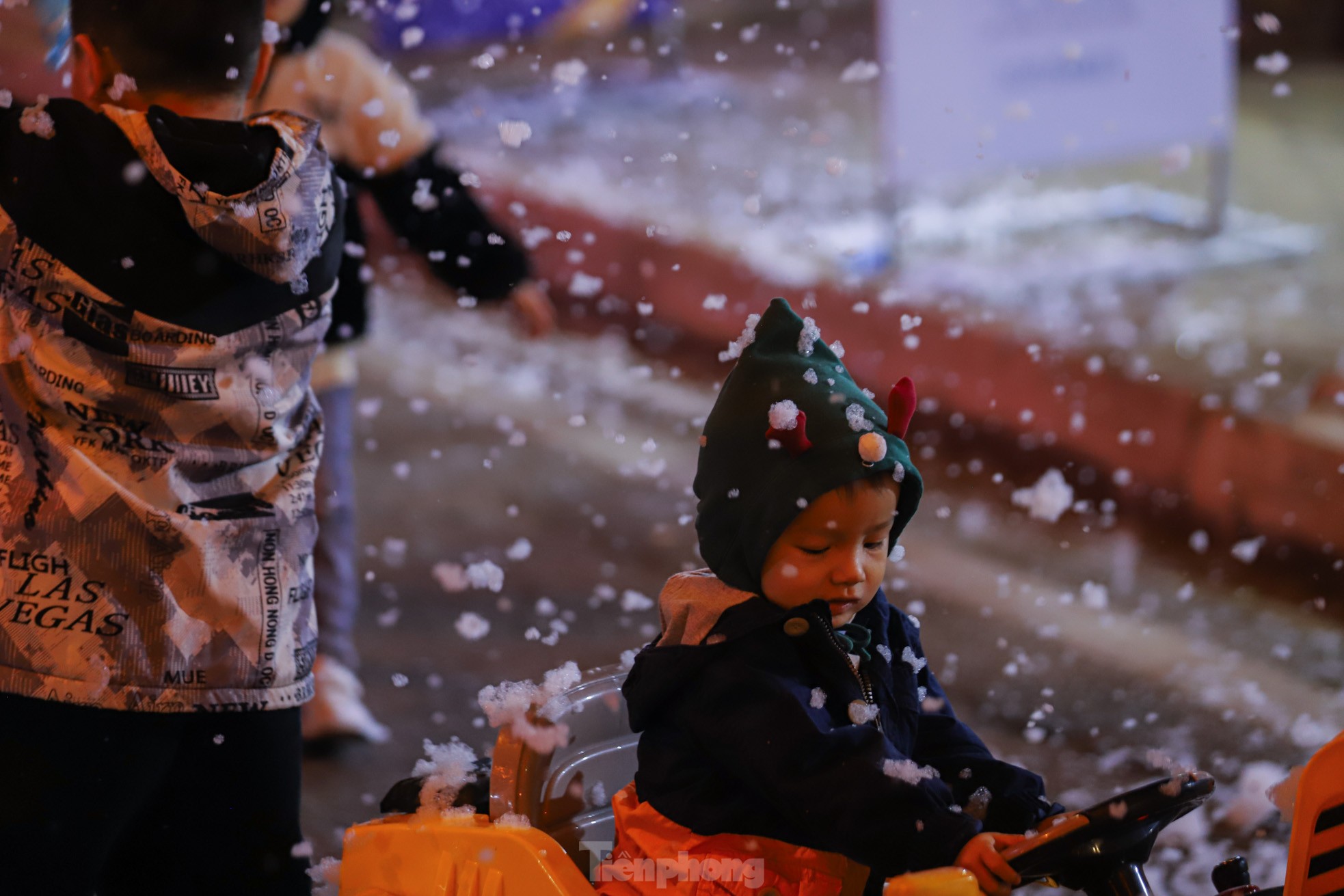 Người dân Hà Nội ngắm tuyết rơi đón Giáng sinh trên phố đi bộ- Ảnh 13.