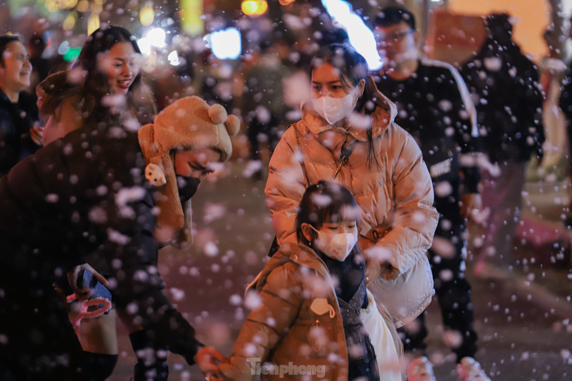 Người dân Hà Nội ngắm tuyết rơi đón Giáng sinh trên phố đi bộ- Ảnh 14.