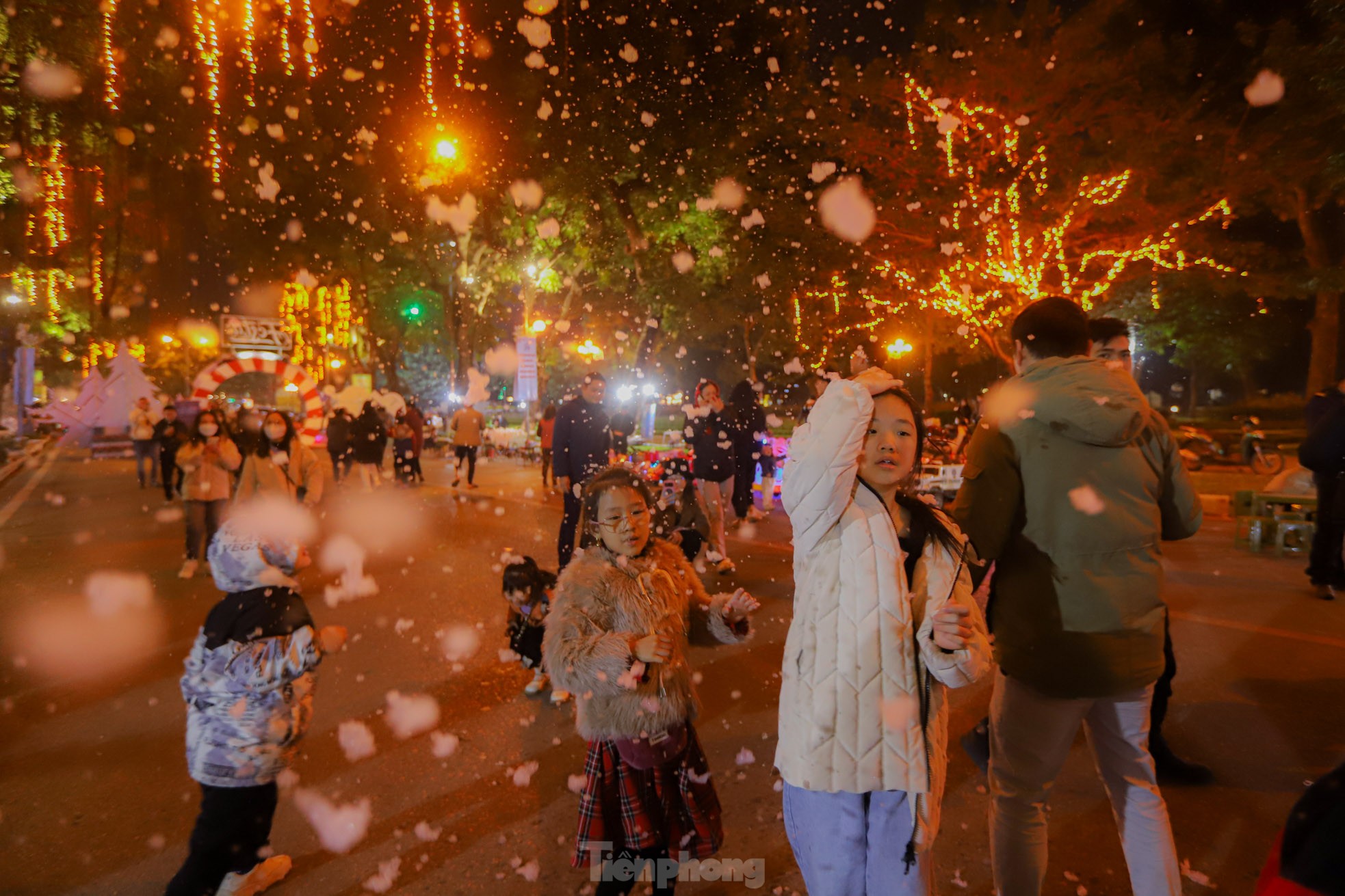 Người dân Hà Nội ngắm tuyết rơi đón Giáng sinh trên phố đi bộ- Ảnh 3.