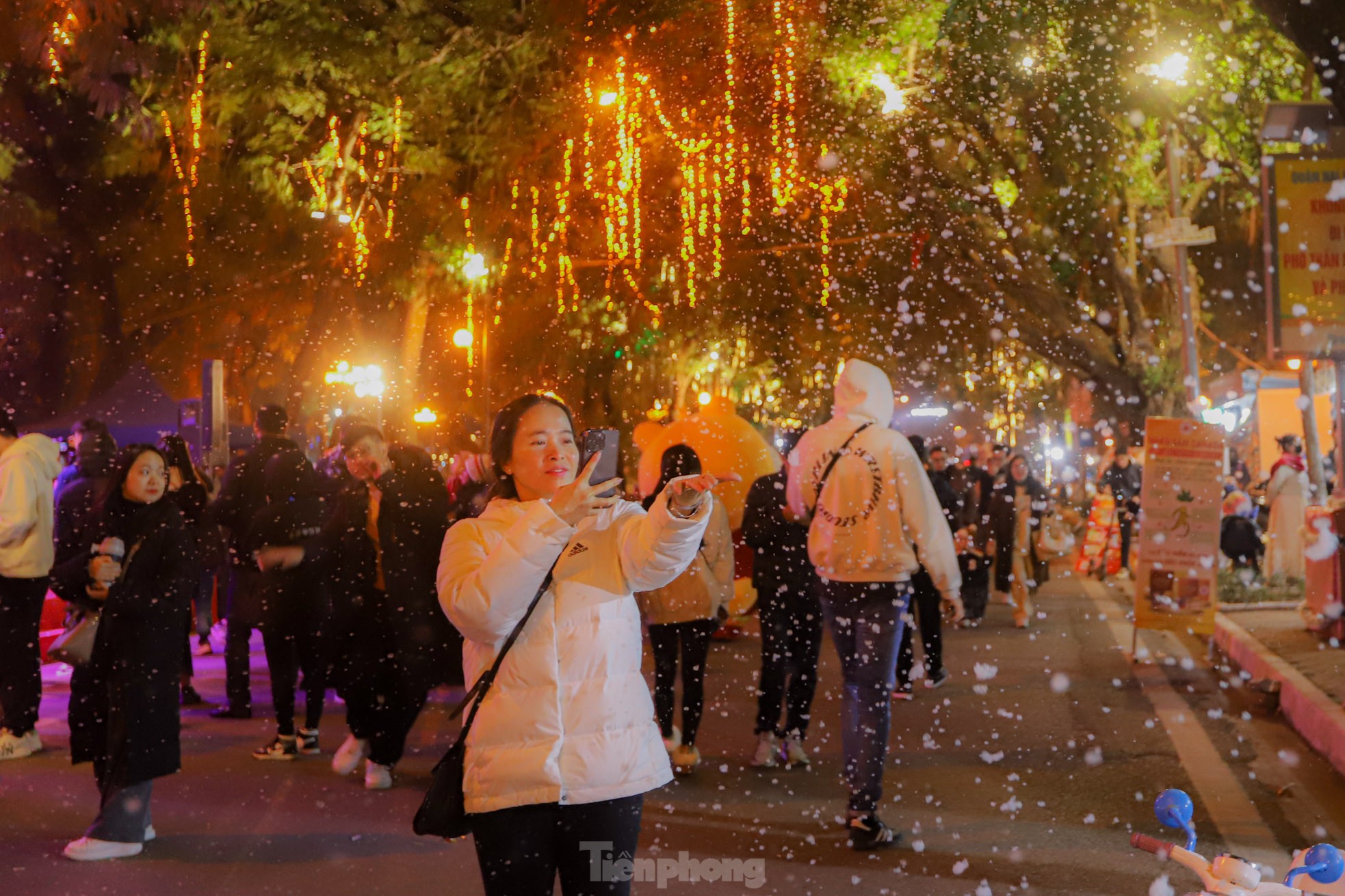 Người dân Hà Nội ngắm tuyết rơi đón Giáng sinh trên phố đi bộ- Ảnh 4.