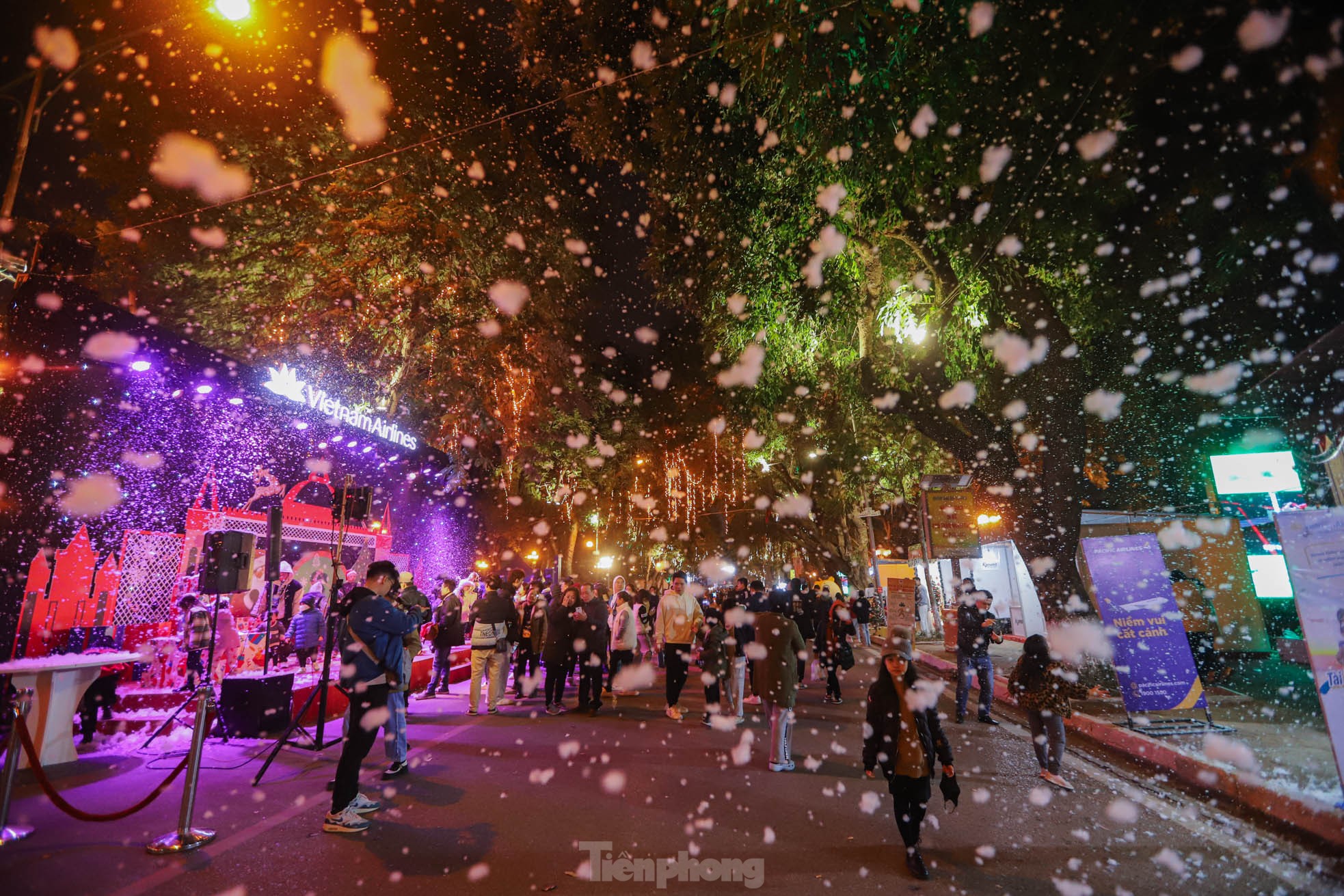 Người dân Hà Nội ngắm tuyết rơi đón Giáng sinh trên phố đi bộ- Ảnh 5.