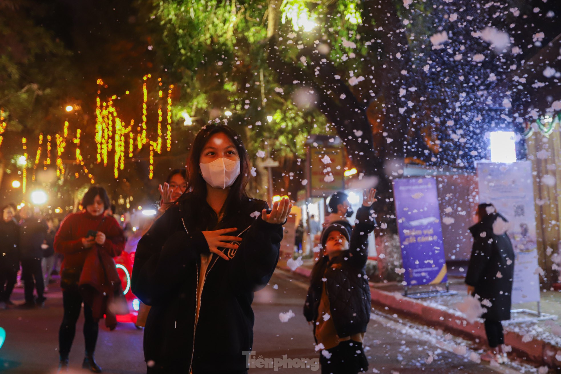 Người dân Hà Nội ngắm tuyết rơi đón Giáng sinh trên phố đi bộ- Ảnh 6.