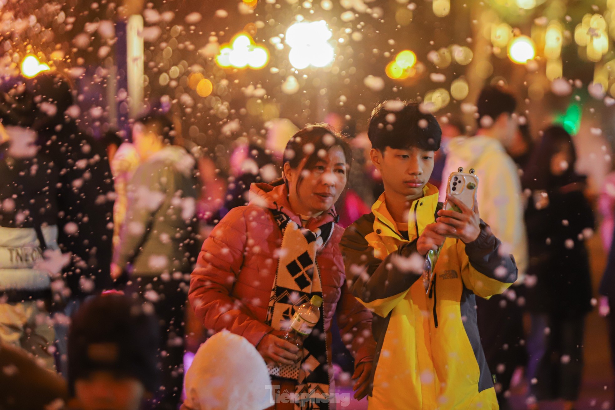 Người dân Hà Nội ngắm tuyết rơi đón Giáng sinh trên phố đi bộ- Ảnh 7.