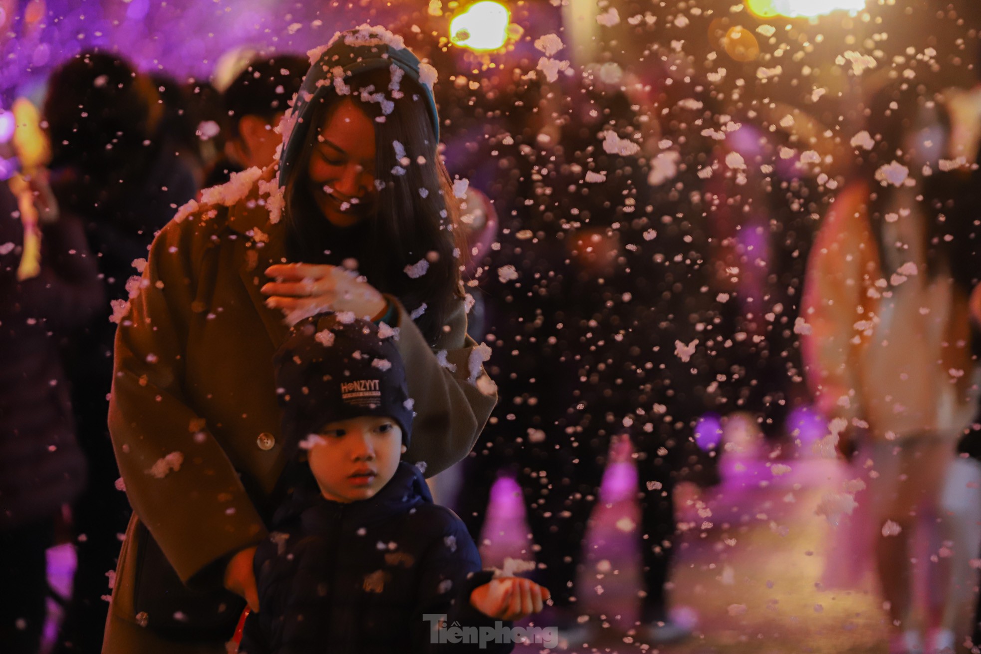 Người dân Hà Nội ngắm tuyết rơi đón Giáng sinh trên phố đi bộ- Ảnh 8.