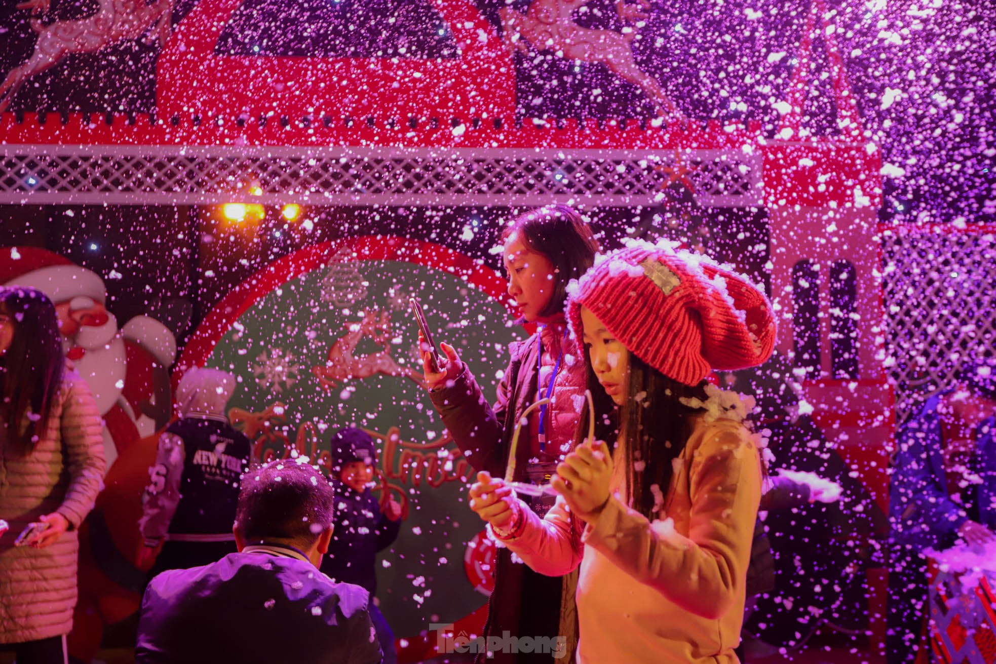 Người dân Hà Nội ngắm tuyết rơi đón Giáng sinh trên phố đi bộ- Ảnh 9.