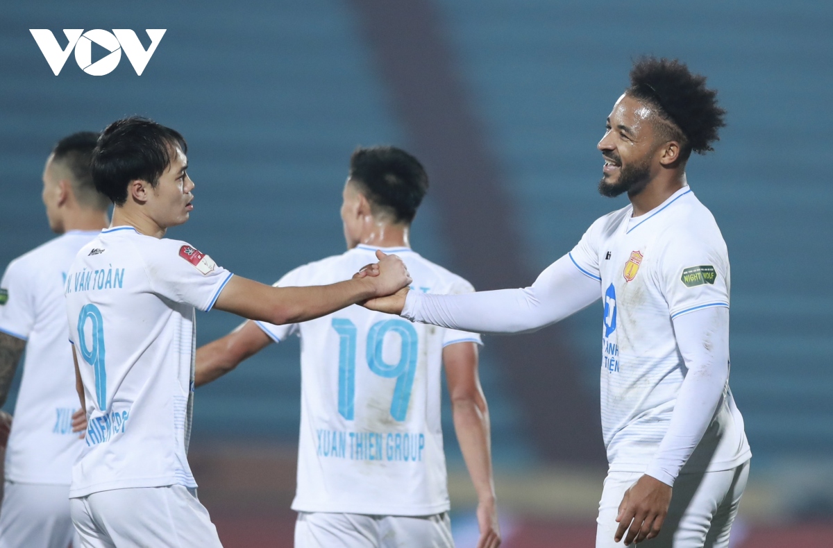 Bảng xếp hạng V-League mới nhất: Nam Định đòi lại ngôi đầu, HAGL chạm đáy- Ảnh 1.