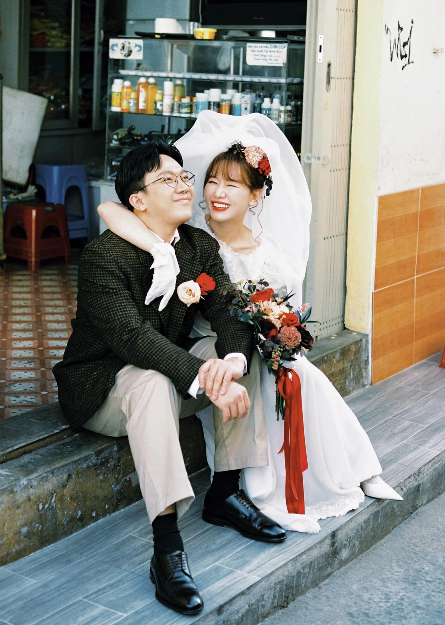 Hari Won tung ảnh bộ ảnh cưới đặc biệt, Trấn Thành: "8 năm yêu em, 7 năm làm chồng em, 6 làm osin của em!"- Ảnh 7.