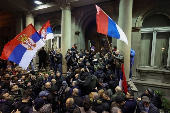 Người biểu tình phe đối lập bao vây toà nhà hành chính ở thủ đô Serbia- Ảnh 3.