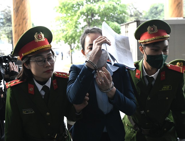 Cựu điều tra viên Hoàng Văn Hưng được dẫn giải tới tòa dù xin xét xử vắng mặt- Ảnh 6.