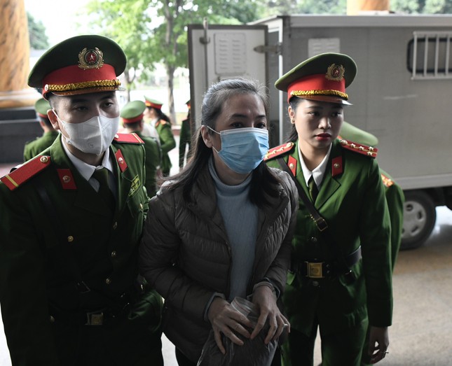 Cựu điều tra viên Hoàng Văn Hưng được dẫn giải tới tòa dù xin xét xử vắng mặt- Ảnh 4.