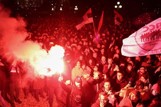 Người biểu tình phe đối lập bao vây toà nhà hành chính ở thủ đô Serbia- Ảnh 1.