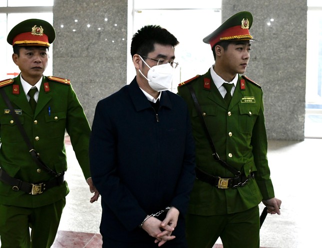 Cựu điều tra viên Hoàng Văn Hưng được dẫn giải tới tòa dù xin xét xử vắng mặt- Ảnh 1.