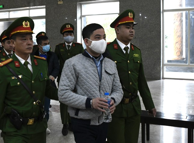 Cựu điều tra viên Hoàng Văn Hưng được dẫn giải tới tòa dù xin xét xử vắng mặt- Ảnh 3.