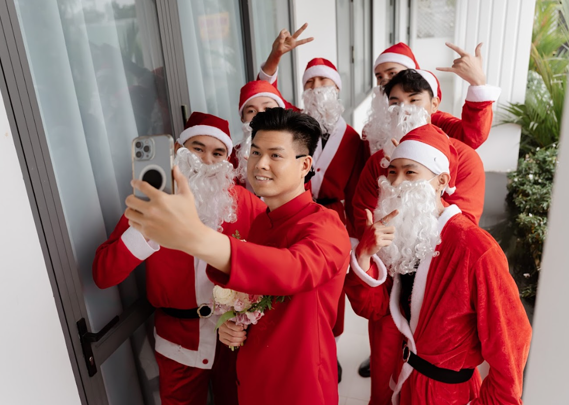 Sao Kpop cosplay ông già Noel: Khóc thét với ác mộng đêm Giáng sinh
