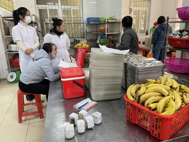 Nhiều học sinh đau bụng sau bữa trưa phải nhập viện ở Thanh Hoá: Nhà trường, phường báo cáo số liệu không đúng- Ảnh 8.