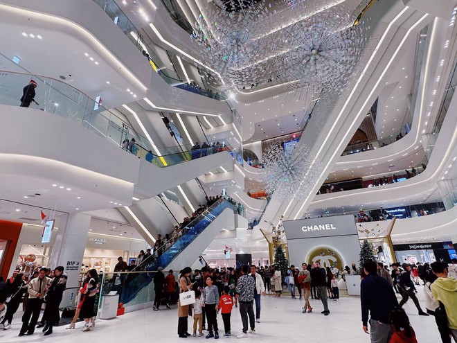 Lotte Mall Hồ Tây nhộn nhịp trong mùa Noel đầu tiên, trai xinh gái đẹp rủ nhau tới check-in rần rần- Ảnh 1.