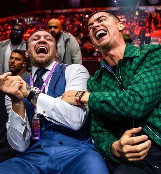 Phản ứng hài hước của Ronaldo khi người ngồi cạnh nói không ngừng, gây sốt với hơn 18 triệu lượt xem- Ảnh 2.