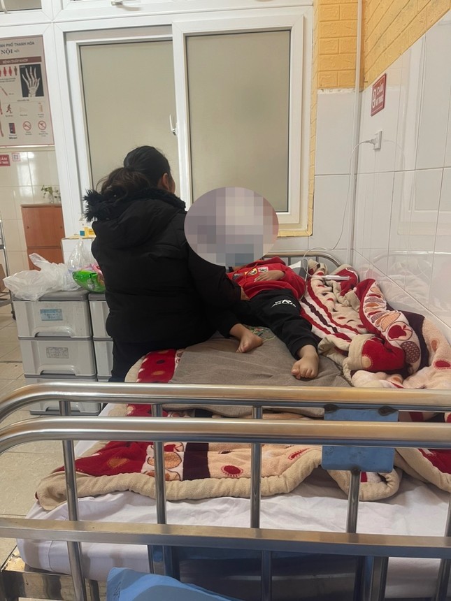Nhiều học sinh đau bụng sau bữa trưa phải nhập viện ở Thanh Hoá: Nhà trường, phường báo cáo số liệu không đúng- Ảnh 4.
