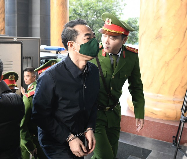 Cựu điều tra viên Hoàng Văn Hưng được dẫn giải tới tòa dù xin xét xử vắng mặt- Ảnh 2.