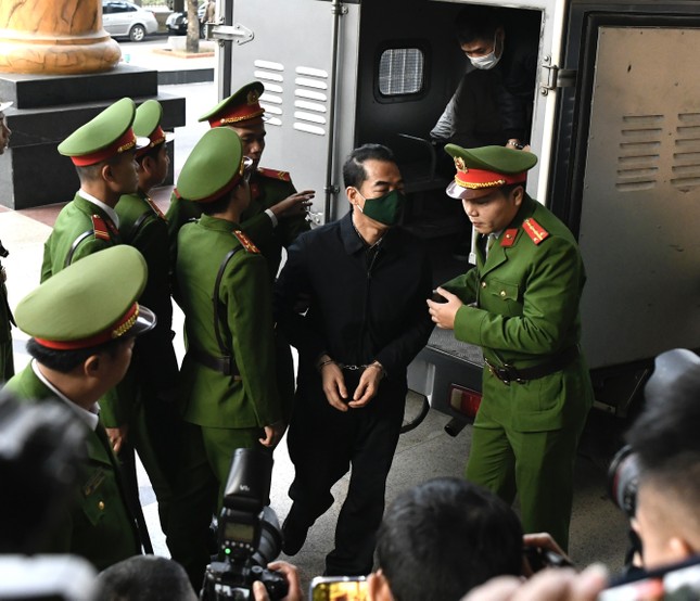 Cựu điều tra viên Hoàng Văn Hưng được dẫn giải tới tòa dù xin xét xử vắng mặt- Ảnh 5.