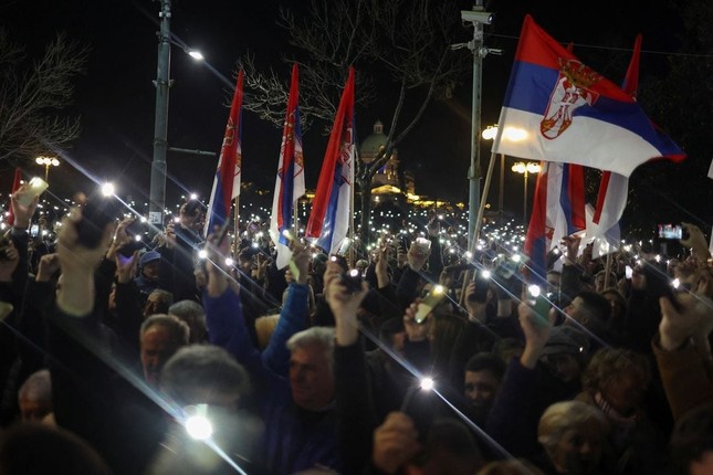 Người biểu tình phe đối lập bao vây toà nhà hành chính ở thủ đô Serbia- Ảnh 2.
