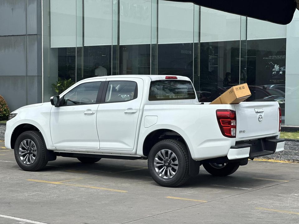 Mazda BT-50 bản 'base' giảm giá còn 529 triệu tại đại lý: Rẻ hơn hẳn Triton, Ranger, thêm lựa chọn cho dân kinh doanh vận tải- Ảnh 5.