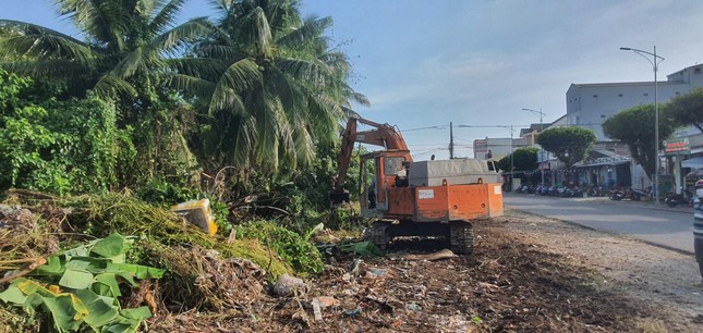 Tháo dỡ nốt ngôi nhà án ngữ đường vào trung tâm Bạc Liêu gần 20 năm- Ảnh 1.