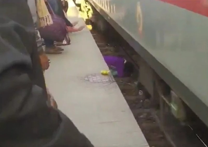 2 con nhỏ bị rơi xuống đường ray đúng lúc tàu chạy, hành động của người mẹ khiến nhân chứng sững sờ rồi cảm phục vô bờ- Ảnh 1.