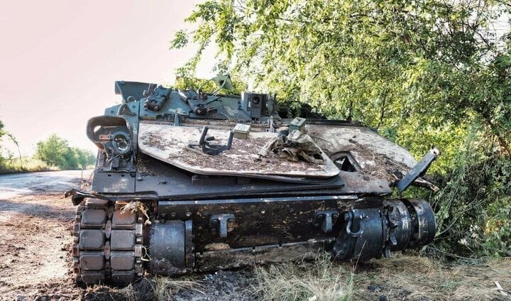 Xuất hiện video về ‘nghĩa trang’ xe chiến đấu Bradley ở Ukraine- Ảnh 1.