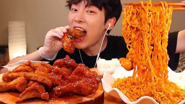 Hai năm sau khi hạn chế, làn sóng mukbang bùng phát trở lại: Chỉ cần ngồi ăn mỗi tháng kiếm 50 triệu đồng- Ảnh 2.