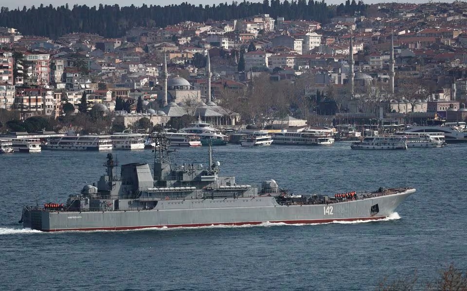 Ukraine tuyên bố phá hủy tàu chiến lớn của Nga đậu ở Crimea- Ảnh 1.