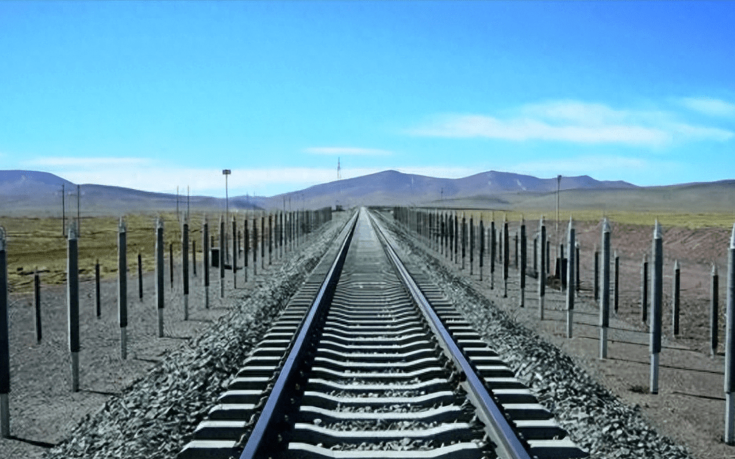 Xây xong đường sắt cao nhất thế giới, Trung Quốc chôn 15.000 cây sắt 2 bên, ở trong chứa thứ cực độc đáo